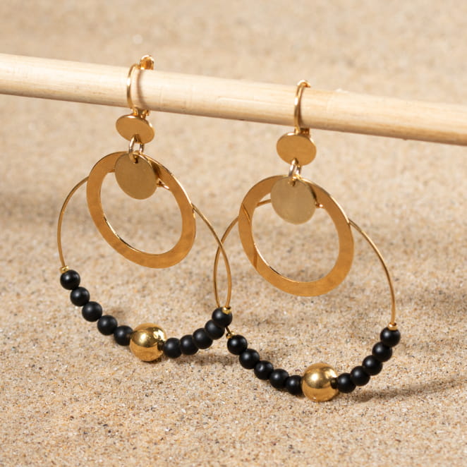 Les bijoux Retour de plage sont des bijoux fantaisie authentiques et uniques faits de perles naturelles qui racontent une histoire de nature ou d’océan à partager en famille ou entre amis.