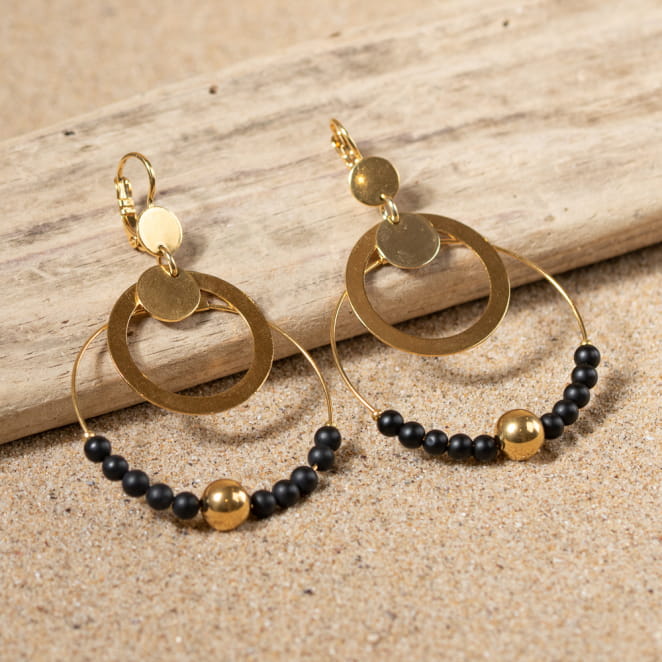 Les bijoux Retour de plage sont des bijoux fantaisie authentiques et uniques faits de perles naturelles qui racontent une histoire de nature ou d’océan à partager en famille ou entre amis.