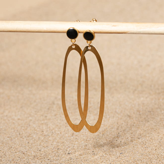 Découvrez les boucles d’oreilles Trouble, un bijou marin fabriqué en France sur l’Île d’Oléron par des monteuses qualifiées.