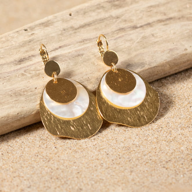 Retour de plage vous propose des colliers, bracelets, boucles d’oreilles, bracelets de chevilles, porte-clefs, parfums, cabas et bagues pour femme, homme et enfant pour que chacun trouve son bonheur.