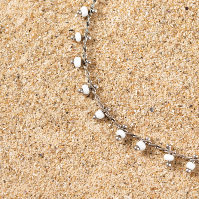 Retour de plage propose des bijoux fantaisie multicolore, blanc, sable, bleu nuit, turquoise, couleur ficelle, anthracite, ou autre alors choisissez les matières qui vous plaisent et les textures que vous aimez.