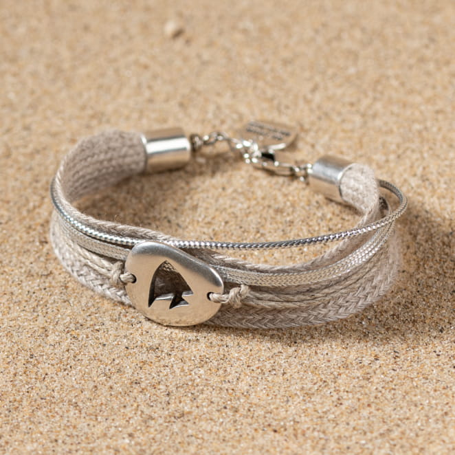 Retour de plage propose des bijoux fantaisie multicolore, blanc, sable, bleu nuit, turquoise, couleur ficelle, anthracite, ou autre alors choisissez les matières qui vous plaisent et les textures que vous aimez.