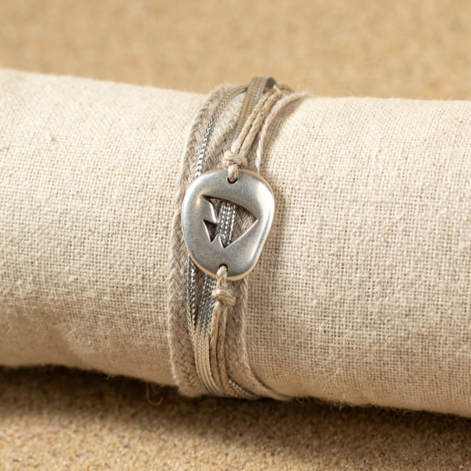 Découvrez Domi, un bijou inspiré de l’océan fabriqué artisanalement sur l’île d’Oléron.