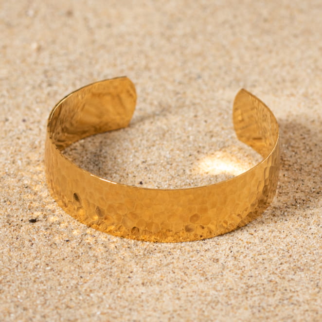 Retour de plage propose des bijoux fantaisie fabriqués avec des matériaux de qualité : céramique, lin, perles de verre, hématite, quartz, amazonite, perles de rivière, nacre, perle de jade, lapis lazuli, perles de culture, pierre de sable, etc.