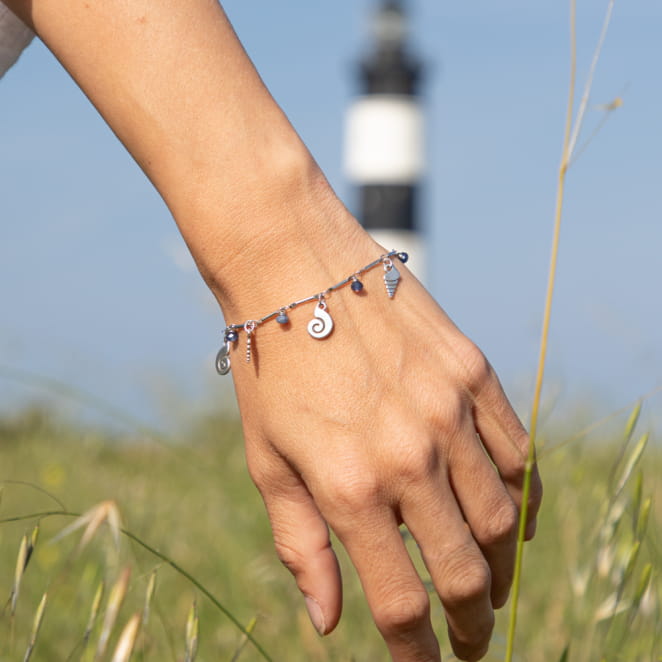 bracelet Manoa en métal argenté et perles bleu Montana, fabrication artisanale française