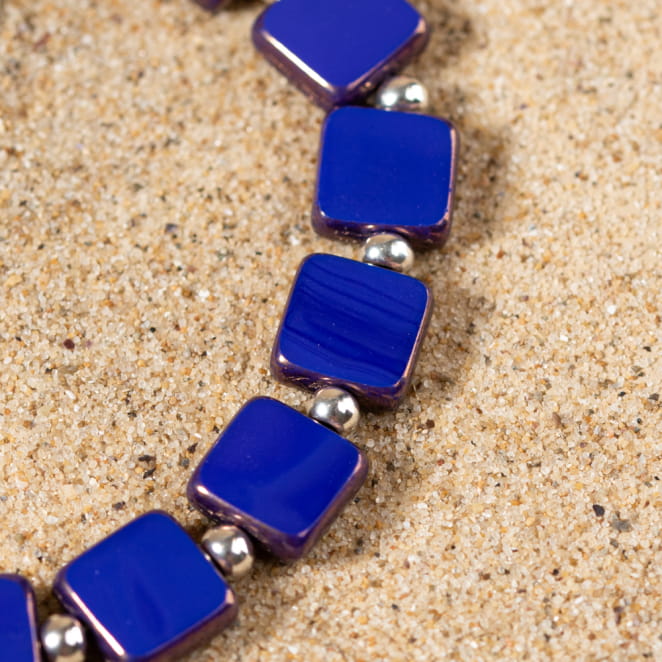 Retour de plage propose des bijoux fantaisie multicolore, blanc, sable, bleu nuit, turquoise, couleur ficelle, anthracite, ou autre alors choisissez les matières qui vous plaisent et les textures que vous aimez.