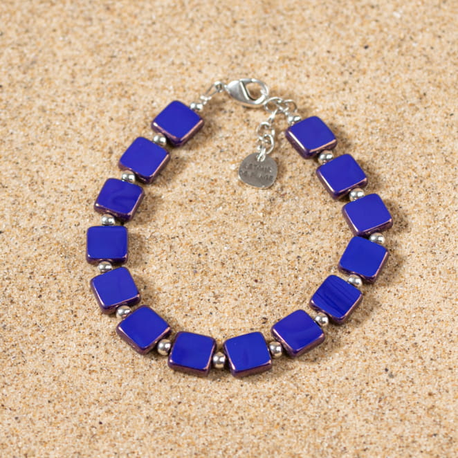 Retour de plage propose des bijoux fantaisie fabriqués avec des matériaux de qualité : céramique, lin, perles de verre, hématite, quartz, amazonite, perles de rivière, nacre, perle de jade, lapis lazuli, perles de culture, pierre de sable, etc.