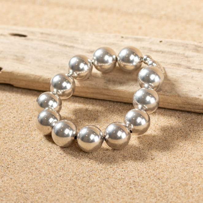 Découvrez Pietra, un bijou inspiré de l’océan fabriqué artisanalement sur l’île d’Oléron.