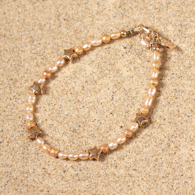 Les bijoux Retour de plage sont des bijoux fantaisie authentiques et uniques faits de perles naturelles qui racontent une histoire de nature ou d’océan à partager en famille ou entre amis.