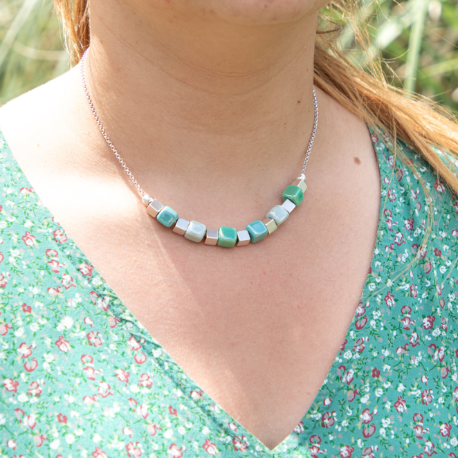 Les bijoux Retour de plage sont des bijoux fantaisie authentiques et uniques faits de perles naturelles qui racontent une histoire de nature ou d’océan à partager en famille ou entre amis.