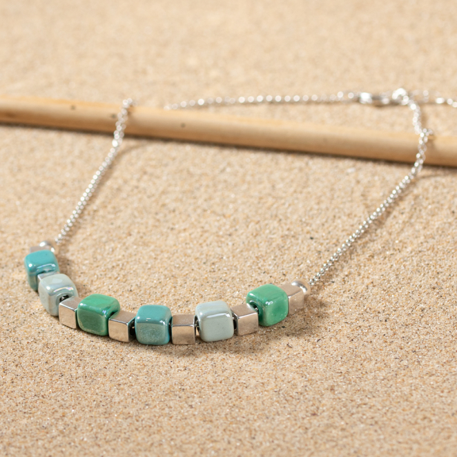 Retour de plage propose des bijoux fantaisie fabriqués avec des matériaux de qualité : céramique, lin, perles de verre, hématite, quartz, amazonite, perles de rivière, nacre, perle de jade, lapis lazuli, perles de culture, pierre de sable, etc.