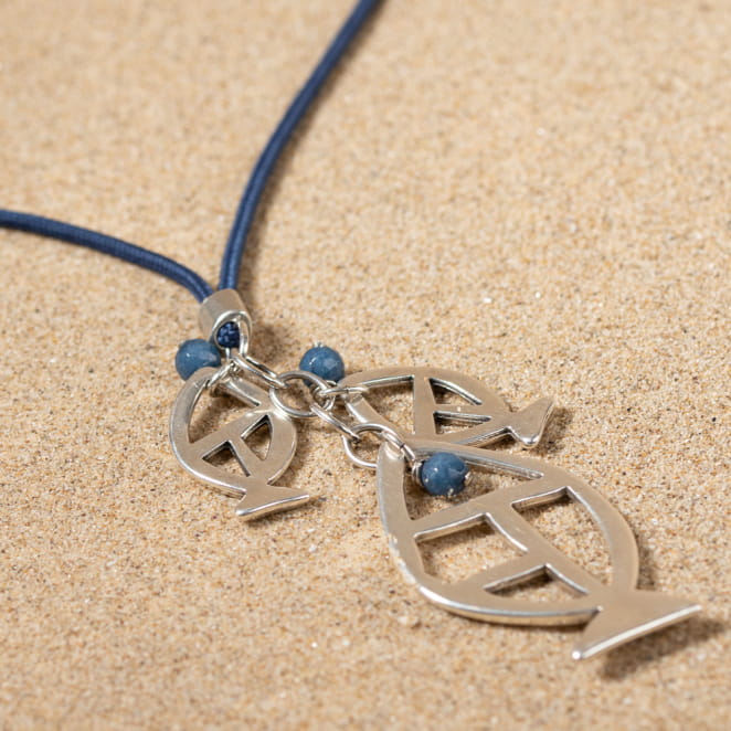 Les bijoux Retour de plage sont des bijoux fantaisie authentiques et uniques faits de perles naturelles qui racontent une histoire de nature ou d’océan à partager en famille ou entre amis.