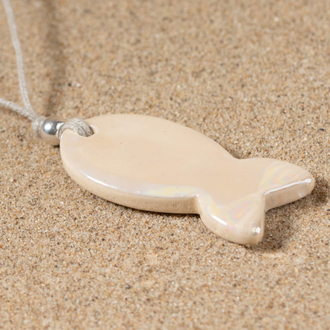 Découvrez Oro, un bijou inspiré de l’océan fabriqué artisanalement sur l’île d’Oléron.