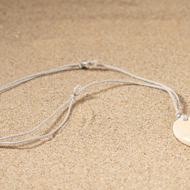 Retour de plage, une entreprise locale engagée dans le développement durable qui créée et fabrique des bijoux fantaisies made in France sur l’Île d’Oléron.