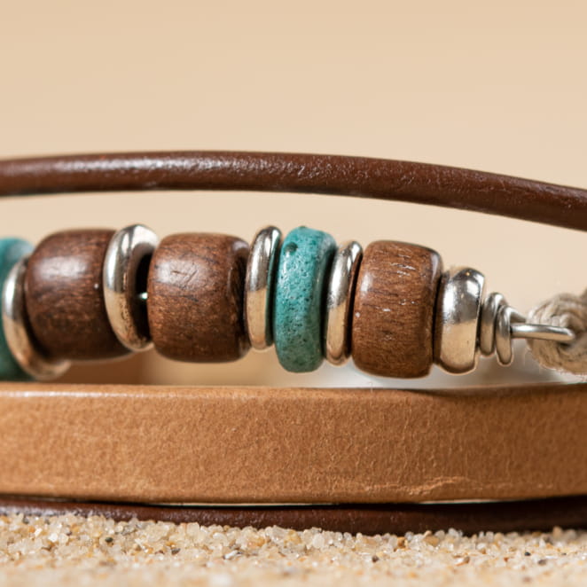 Retour de plage propose des bijoux fantaisie fabriqués avec des matériaux de qualité : céramique, lin, perles de verre, hématite, quartz, amazonite, perles de rivière, nacre, perle de jade, lapis lazuli, perles de culture, pierre de sable, etc.