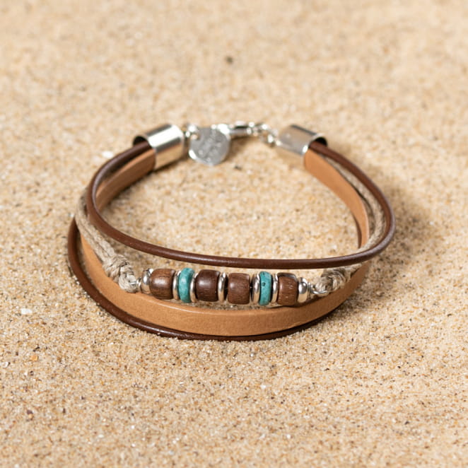 Retour de plage vous propose des colliers, bracelets, boucles d’oreilles, bracelets de chevilles, porte-clefs, parfums, cabas et bagues pour femme, homme et enfant pour que chacun trouve son bonheur.