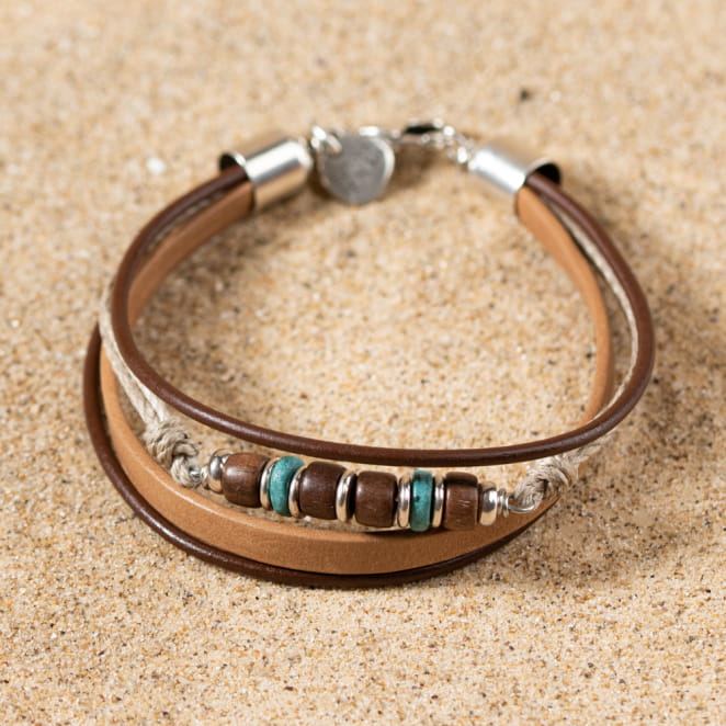 Retour de plage propose des bijoux fantaisie multicolore, blanc, sable, bleu nuit, turquoise, couleur ficelle, anthracite, ou autre alors choisissez les matières qui vous plaisent et les textures que vous aimez.