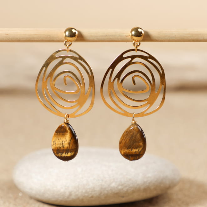 Boucles d’oreilles Isabella en métal doré et perles marron, fabrication artisanale française.