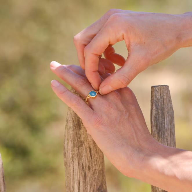 Bague en métal doré ornée d’un décor bleu inspiré de la mer. Création made in France.
