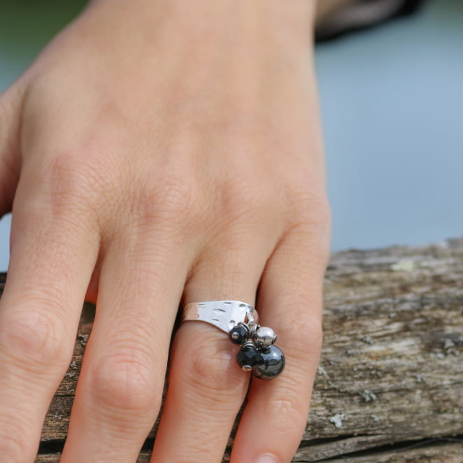 Bague artisanale argentée avec pendentif noir, création française.