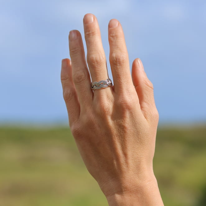 Bague artisanale Zoé en métal argenté au design raffiné. Fabrication française.