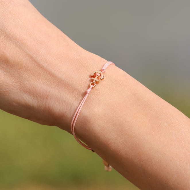 Bracelet en métal doré et lien rose saumon, fabrication artisanale française.