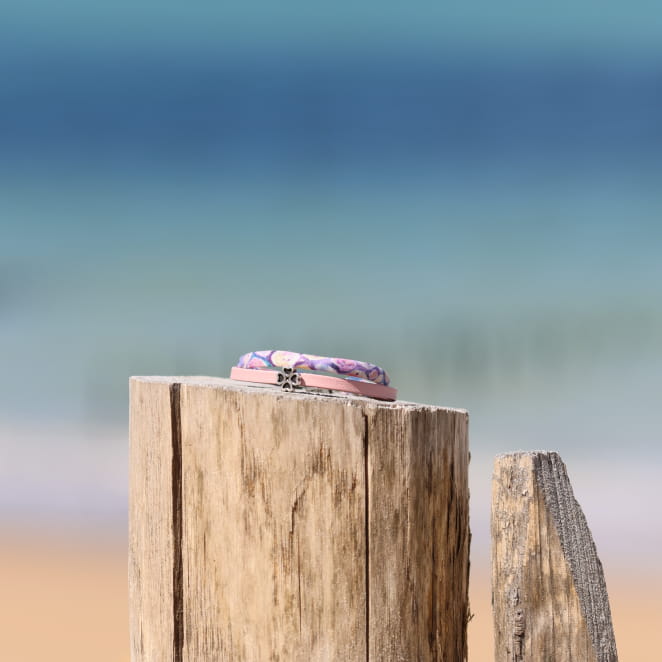 Bracelet artisanal pour enfant en métal argenté, cordon rose tendre. Made in France.