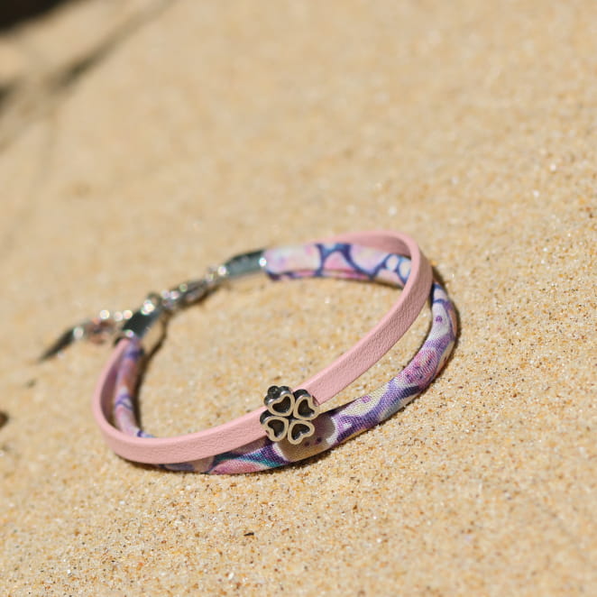 Bracelet enfant en métal argenté avec lien rose, création française.