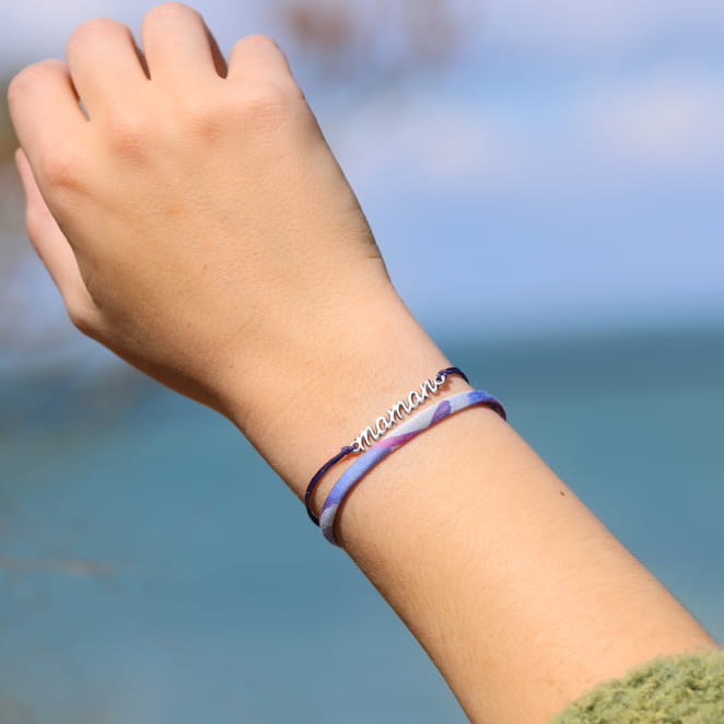 Bracelet artisanal pour maman en métal argenté avec cordon violet et finitions soignées. Création française.