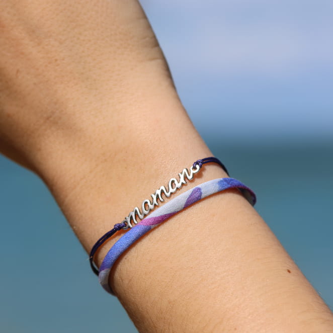 Bracelet artisanal pour maman en métal argenté avec cordon violet et finitions soignées. Création française.