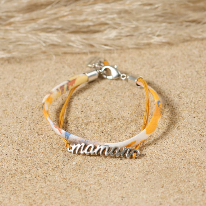 Bijou pour femme Maman avec pendentif argenté et tissu jaune. Fabrication artisanale.