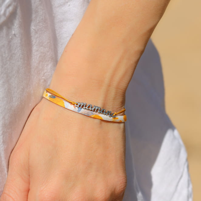 Bracelet pour femme Maman en métal argenté avec cordon jaune vif. Fabrication artisanale française.