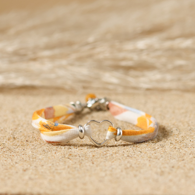 Bracelet artisanal duo maman et enfant en métal argenté avec cordon jaune vif. Création française.