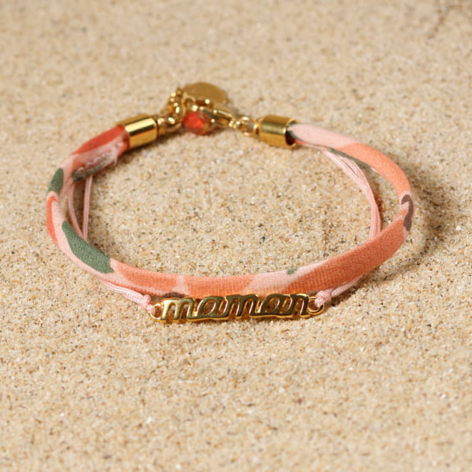 Bracelet artisanal pour maman, métal doré avec cordon saumon et finitions délicates. Fabriqué en France.