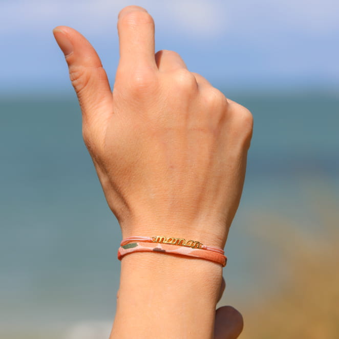 Bracelet pour femme Maman en métal argenté, cordon tressé violet et perles coordonnées. Fabrication artisanale française.