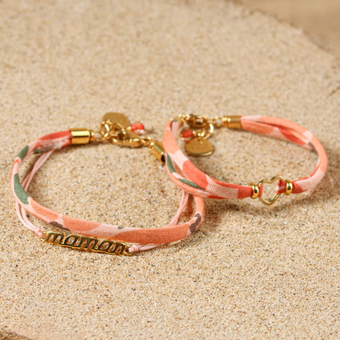 Bracelet assorti enfant et maman en métal doré avec cordon et perles couleur saumon. Fabrication artisanale française.