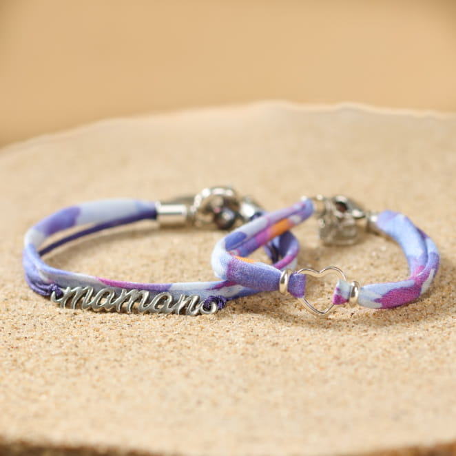Duo de bracelets Maman pour maman et sa fille en métal doré et tissu violet.