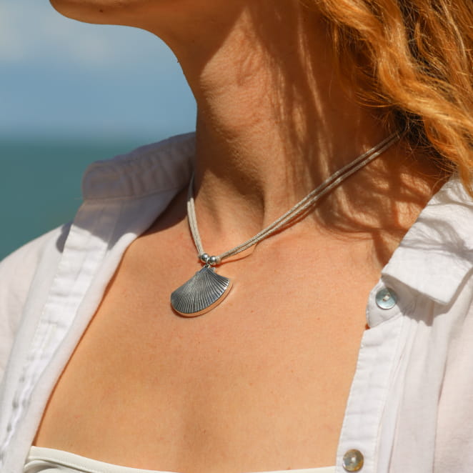 Collier artisanal en métal argenté avec cordon couleur lin, style naturel et raffiné. Fabriqué en France.