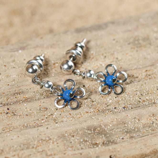 Zoom sur boucles Flika bleu ciel, bijou enfant en argent – création artisanale