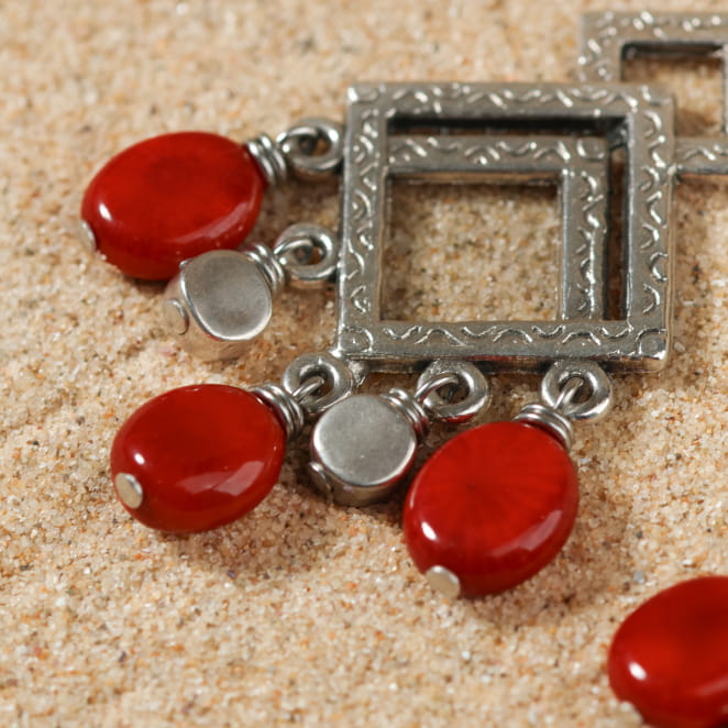 Boucles d’oreilles rouges et argentées Samia sur sable – fabrication française artisanale