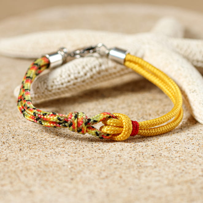 Zoom sur bracelet Dinan jaune, bijou enfant artisanal