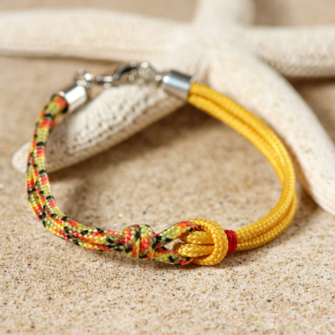 Bracelet enfant jaune avec breloque rouge, création artisanale