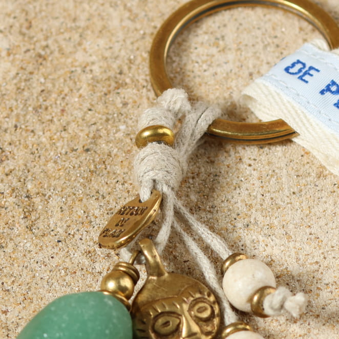 Détail du porte-clefs Navajos bronze et vert, création artisanale française