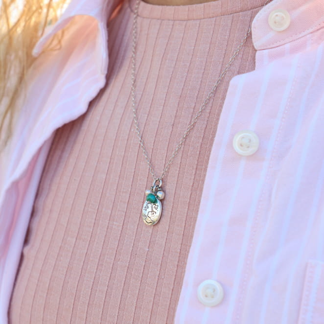 Zoom sur le pendentif vert du collier Oma, fait main en France