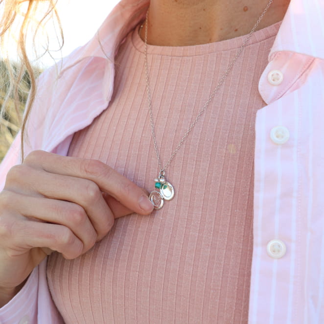 Collier Oma perle verte porté sur haut rose – bijou argenté artisanal français