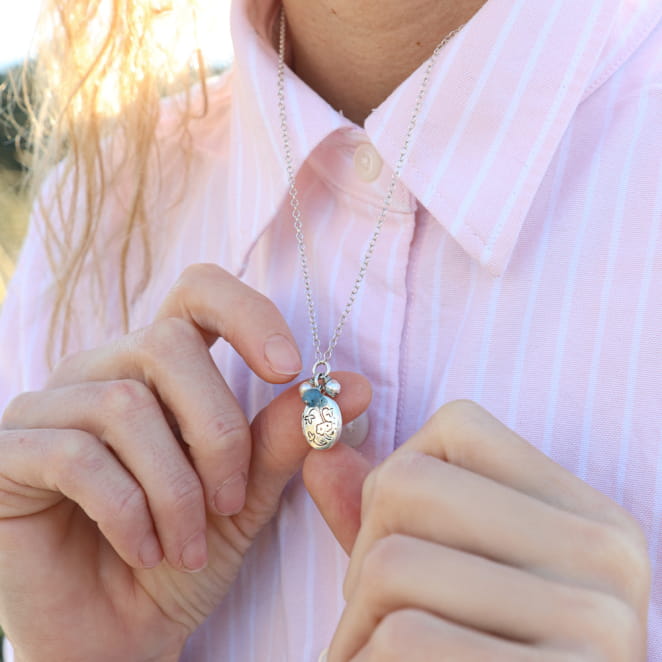 Collier Oma bleu montana porté avec une robe rose – création argentée française