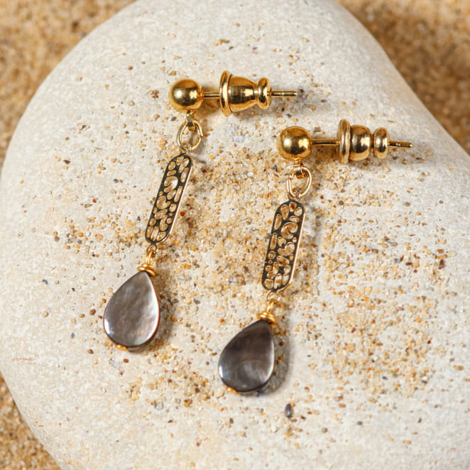 Zoom sur boucles Turini gris et doré, confection française artisanale