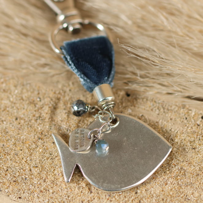 Bijou de sac Meria bleu gris et argenté avec pendentif, fabrication artisanale française