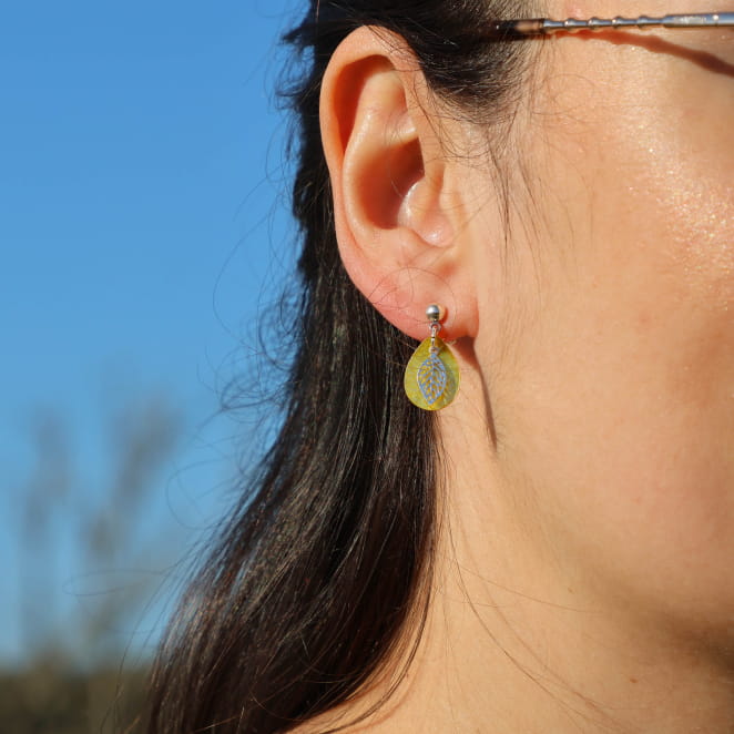 Boucles Citrus jaunes et argentées portées, reflets lumineux – fabrication française