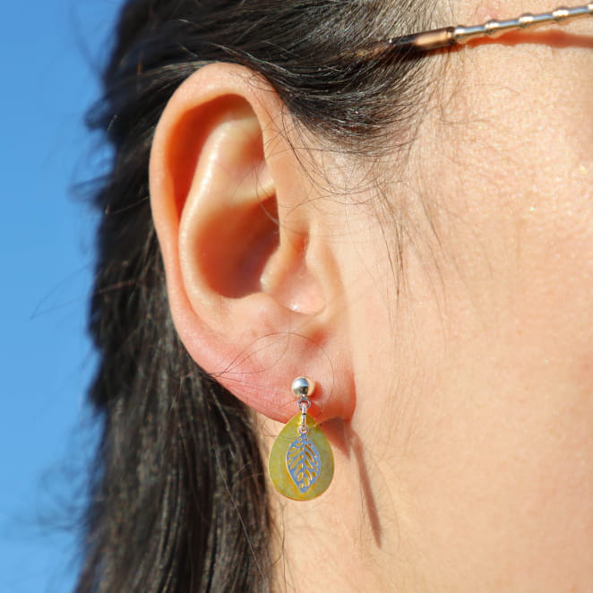 Gros plan sur les boucles d’oreilles Citrus, tons jaunes pétillants – bijou artisanal